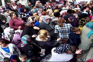 Mağaza açılışında izdiham