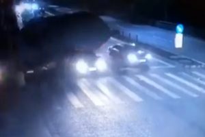 Devrilen kamyon otomobili kağıt gibi ezdi