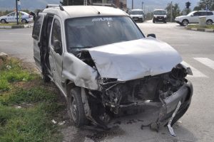 Bursa'da yaralı sürücü, kedisini kucağından bırakmadı