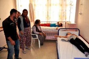 Sarıgöl'de 20 öğrenci zehirlendi