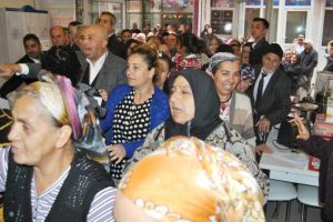 İndirimi duyan mağazaya akın etti