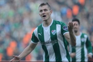 Bursasporlu Necid, geçen yılki performansını mumla aratıyor
