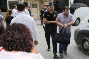 Polisi darp eden 5 öğrenci tutuklandı