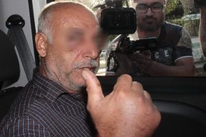 Erkek çocuğunu taciz etti, linçten polis kurtardı