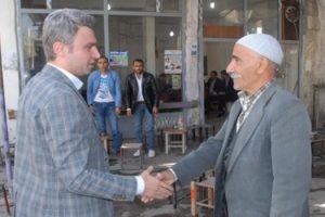 Kayyum belediye başkanını halk bağrına bastı