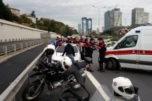 Emniyet şeridine giren otomobil polislere çarptı: 2 yaralı