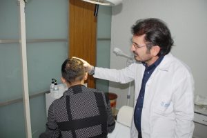 Saçı kazımak dökülmeyi önler mi?