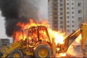 Kanalizasyon çalışmasında doğalgaz borusu patladı; kepçe yandı