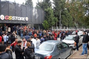 Galatasaray taraftarıyla buluştu