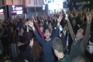 Beşiktaş taraftarı galibiyeti Çarşı'da kutladı