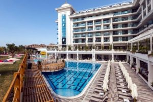 Manavgat'ta 5 yıldızlı otele müşteriler içerideyken haciz