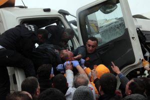 Belediye otobüsü ile kamyon çarpıştı: 11 yaralı