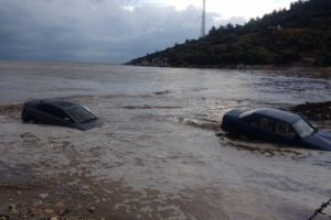 Yağmur 2 otomobil denize sürükledi