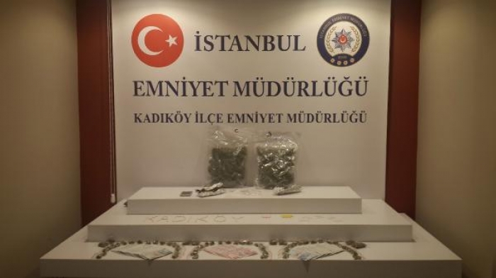 Kadıköy'de bir otomobilde 1,5 kilogram uyuşturucu ele geçirildi