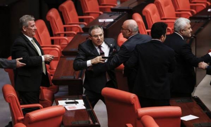 Meclis'te gergin dakikalar! HDP'li vekil...