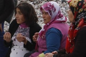 İki genci kurtardı, kendi canından oldu