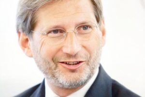 AB Komiseri Hahn'a sert eleştiri