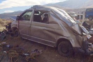 Minibüs takla attı: 1 ölü, 2 yaralı