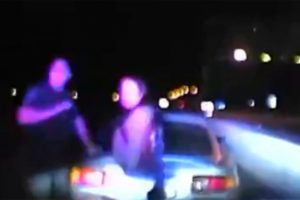 Polis otosuyla kendi aracı arasında ezildi