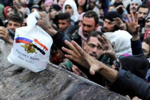 Halep'e ''Rusya sizinledir'' yazılı yardım poşetleri