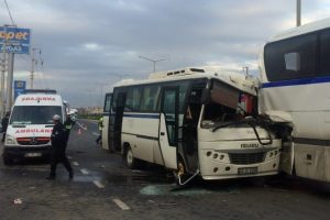 İki işçi servisi birbirine girdi: 14 yaralı