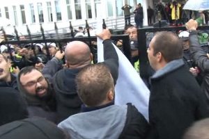 Eylemciler Başbakanlık binasının giriş kapısını kırdı