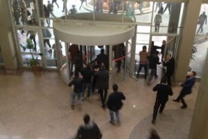 Üniversitede 'omuz atma' kavgası