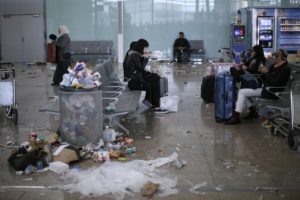 Turistik havalimanında şok! Çöpten yürünmüyor