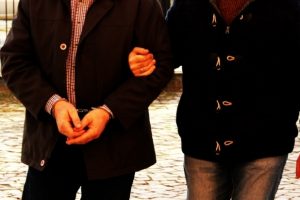 İzmir'de hakim ve savcılara FETÖ operasyonu