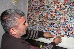 Eski muhtar 30 yıldır vesikalık fotoğraf biriktiriyor
