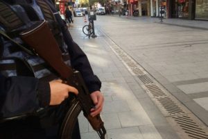 İzmir'de bomba paniği: 20 bina boşaltıldı