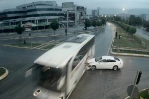 Taklalar atan otomobilden yürüyerek çıktı
