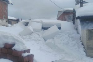 Bursa'da asırlık çatılar kara dayanamadı
