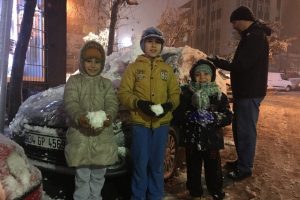Kar çocukların eğlencesi oldu