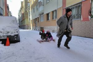 Torun sevgisi bagaj kapağından kızak yaptırdı