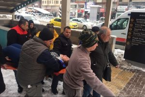 Bursa'da buzda düşen genç kız hastanelik oldu