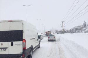 Bursa Karacabey-Bandırma yolu trafiğe kapandı