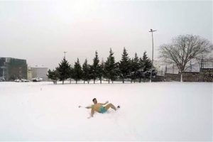 Bu kez köprüye çıkamadı, çıplak karda kaydı