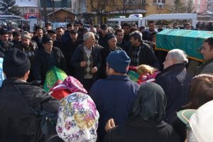 Bursa'da intihar eden genç kadın ve çocukları gözyaşları içinde defnedildi