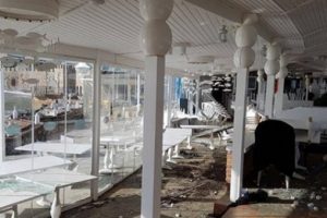 Dev dalgalar bir restoranı yerle bir etti