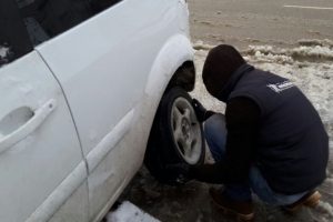 Bursa'da kar lastikçilerin yüzünü güldürdü
