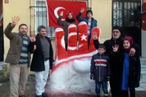 Cumhurbaşkanı Erdoğan için kardan 'Rabia' yaptılar