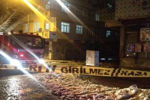 Esenler'de çatıdan düşen kar birikintisi korkuttu