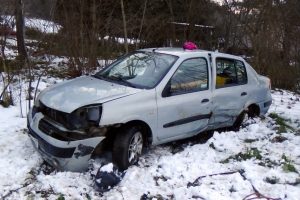 Otomobil tarlaya uçtu: 5 yaralı