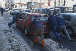 Yolda biriken kar sürücüleri perişan etti