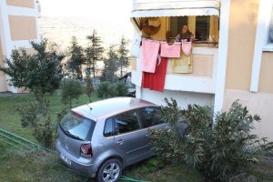Freni patlayan otomobil, apartman girişine uçtu