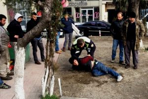 Bursa'da çaldıkları otomobil içinde uyuya kalan hırsızlara polisten kelepçeli uyandırma