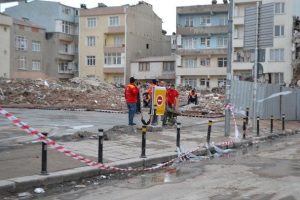 Çöken binanın enkazı caddeden kaldırıldı