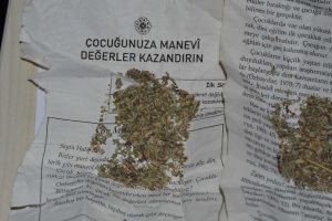 Bursa'da çocuk eğitimi kitapları içinde uyuşturucu satışı