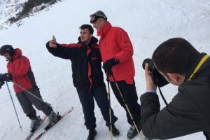 Kosova cumhurbaşkanı kayak yaparak stres attı